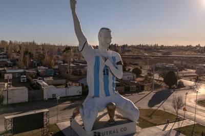 Messi-statue blir slakta: – Ein katastrofe