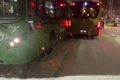 Busser står fast i snøværet