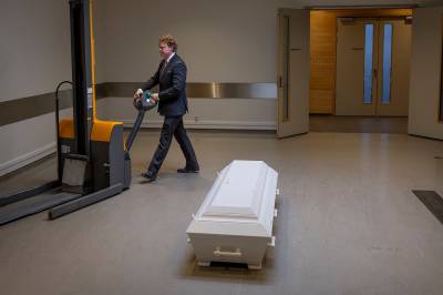 Flere begraves i stillhet. - Det var slik han  ønsket det.