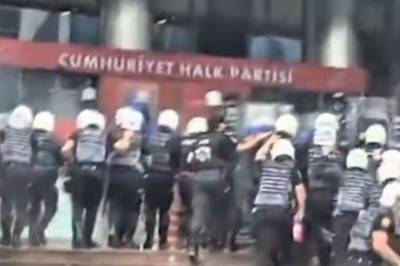 Politiet stormer partikontor