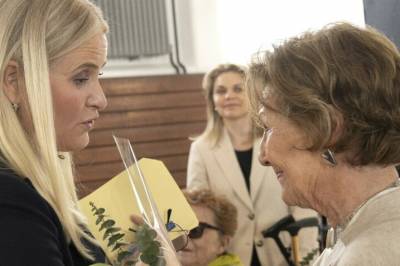 - Får vondt av henne