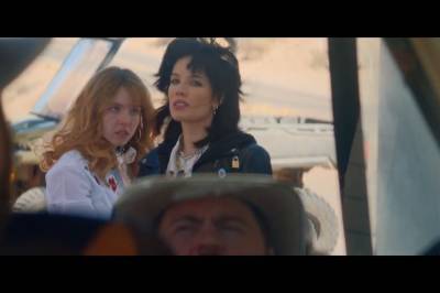 Sydney Sweeney spiller hovedrollen som en servitrise på jakt etter en indiansk gjenstand i traileren Americana