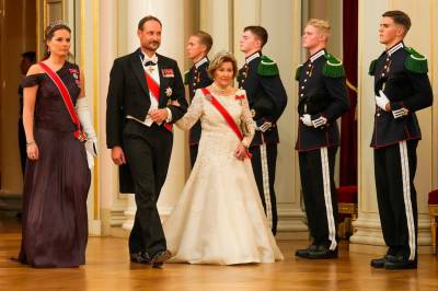 Kong Haakon, kronprinsesse Ingrid Alexandra og dronning Sonja ankom sammen