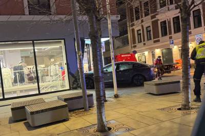 Tesla kjørte inn i Cubus-butikk i Bogstadveien