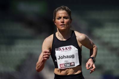 Therese Johaug brøt 1.10-grensen på halvmaratonet i København – historisk svensk VM-triumf