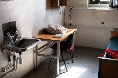 Oslo fengsel er tømt. Fanger er sendt bort i charterfly.