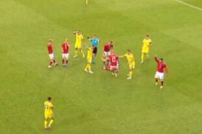 Christian Eriksen falt om: Ved bevissthet