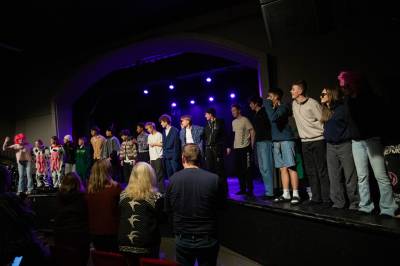 Fullt av latter på årets skolerevy