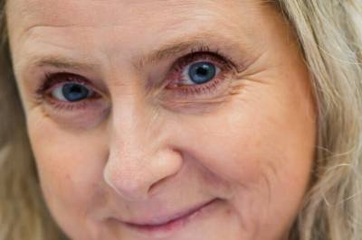 I 52 år tok Mona på «smilemaska» og faket seg gjennom livet