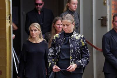 Astrid Uhrenholdt Jacobsen og Therese Johaug på vei ut av kirken