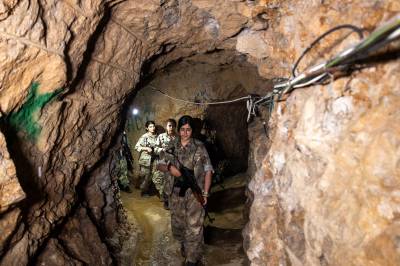 I de hemmelige tunnelene har krigerne skapt sitt eget samfunn. Nå er de klare til å angripe Iran.