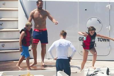 Tok med barna - på Epstein-vennens yacht