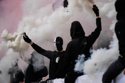 Pyro i toppfotballen: Politiet frykter at luftveissyke diskrimineres