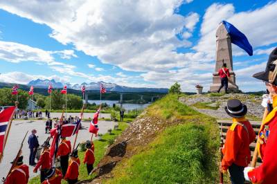 Kong Harald foreviget i stein: – Historiens sus