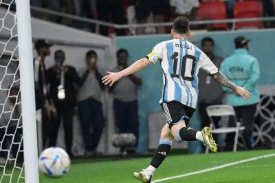 Leo Messi scorer hat-trick og slår VM-rekord – samtidig som det oppstår kontrovers rundt et uteblitt rødt kort