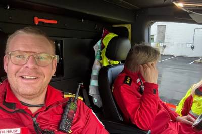 Folkefest langs veien under flytting av pasienter