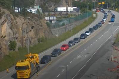 Køen strekker seg langt: – Står bom stille