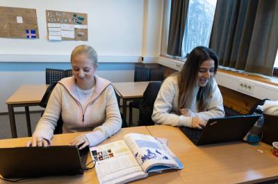 Lærer et språk uten boksta­ver: – Anner­ledes, men gøy