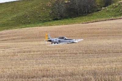 Småfly nødlandet på jordet