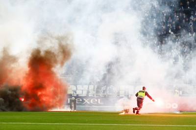 Skandalescener i svensk kvalifiseringskamp – satte fyr på banen