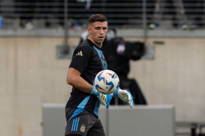 Emiliano «Dibu» Martínez blir en del av Xabi Alonsos Chelsea og forlater Aston Villa