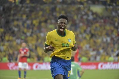 Vinícius’ to mål bidrar til at Brasil går videre som gruppevinner, mens Skottland må vente på at de andre lagene avgjør deres skjebne