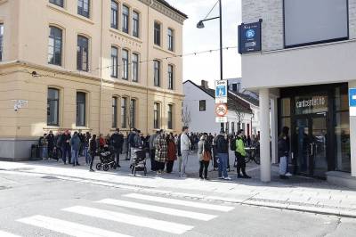 ...og få meter unna skjer dette