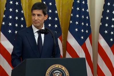 Her tas Kevin Warsh i ed som Fed-sjef: Lover «regimeskifte»
