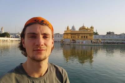 Flyttet alene til India som 16-åring – nå er produktene hans i 2300 butikker