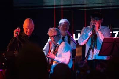 «De burde nok ikke si opp dagjobbene sine med det første»