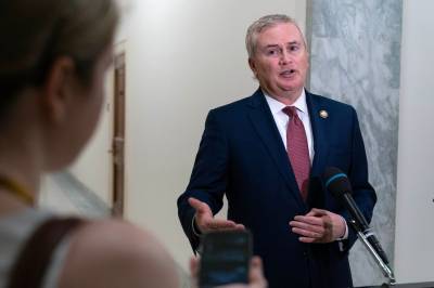 Komitéleder: Lover høringer for Epstein-ofre