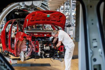 Fremtiden er elektrisk. I mellomtiden gir både USA og EU forbrenningsmotoren et forlenget liv.