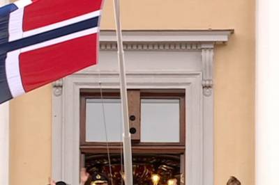 Kongefamilien hilste på folket
