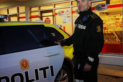 Nytt tiltak fra politiet: I to timer sto politibilen utenfor bygdas eneste butikk.