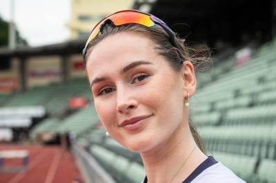 Julie (26) låg ein månad i mørket: – Musklane i beina forsvinn