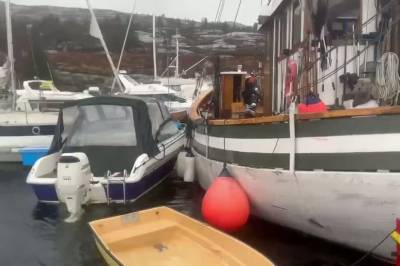 Her krasjer båtene inne i havnen. Skal ha skadet flere fartøy
