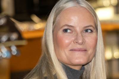 Dukker opp som vertinne