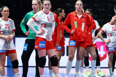 Danskene hjem i tårer