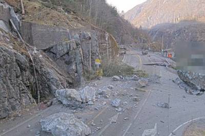 Stort steinras på E134 i Etne – veien blir stengt lenge