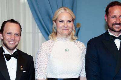 - Alt havner på hans bord