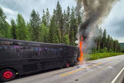 Russebuss står i brann på Innlandet