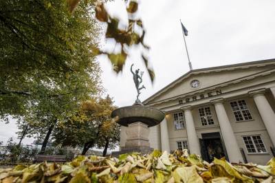 Børsene i Asia faller etter skuffende Kina-tall. Oljeprisen stiger og analytiker spår Oslo Børs opp.