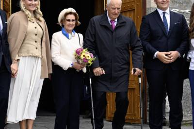 - Kongefamilien burde ta turen