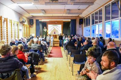Fullt under premieren til «Sirkus på Laudal skole»