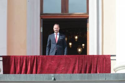 Kronprinsen på drilloppvisning foran Slottet