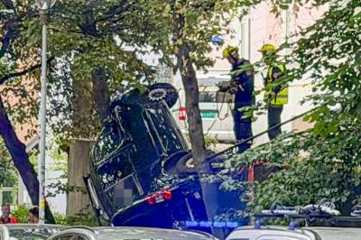 Bil i skråning på Frogner