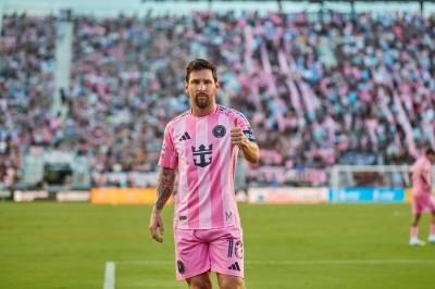 Leo Messi scorer dobbelt i en spennende 5-3-seier i MLS, en måned før VM begynner