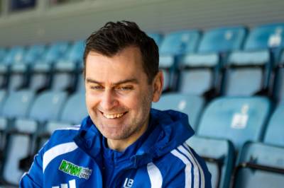 Hoset ler av bildene: – Jeg har lagt på meg noen uvaner