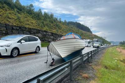 Kjørt til legevakt etter at båt falt av henger og traff to biler