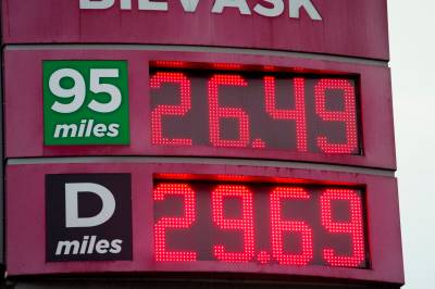 Stoltenberg om svensk avgiftskutt på drivstoff: – Løser ikke problemet